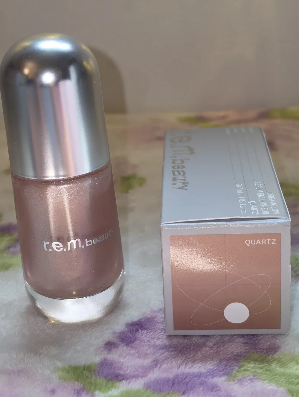 r.e.m. Beauty Dreamglow Highlight Serum In QUARTZ